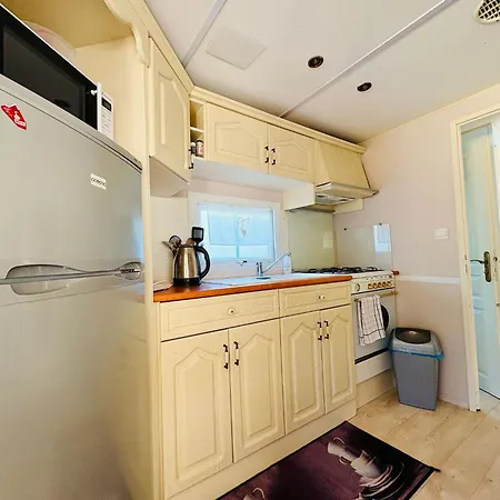 Mobil'home Climatise 4 Pers Les Pommes De Pin La Palmyre Proche Zoo Et Plages Kemp